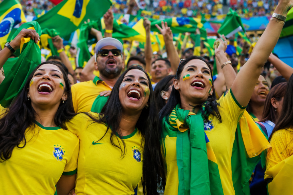 Legendas para Copa do Mundo com torcedores comemorando no estádio